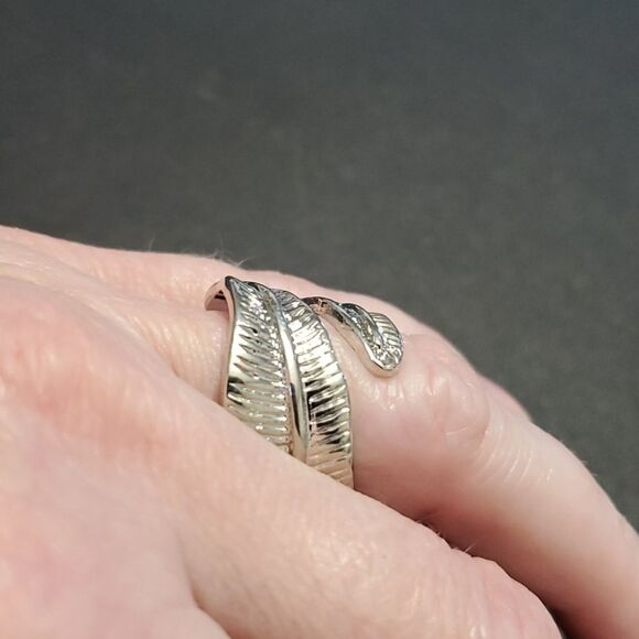 **Sale** Silver tone leaf ring size 7.5 - Picture 3 of 8